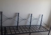 Salon + Une grande table en fer forgé+ 6 chaises