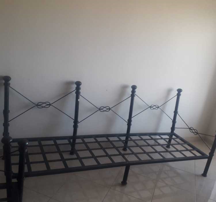 Salon + Une grande table en fer forgé+ 6 chaises