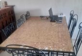 Salon + Une grande table en fer forgé+ 6 chaises
