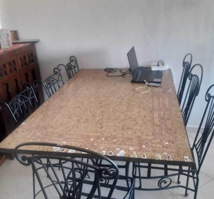 Salon + Une grande table en fer forgé+ 6 chaises