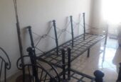 Salon + Une grande table en fer forgé+ 6 chaises