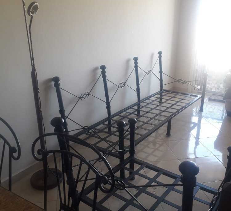 Salon + Une grande table en fer forgé+ 6 chaises