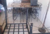 Salon + Une grande table en fer forgé+ 6 chaises