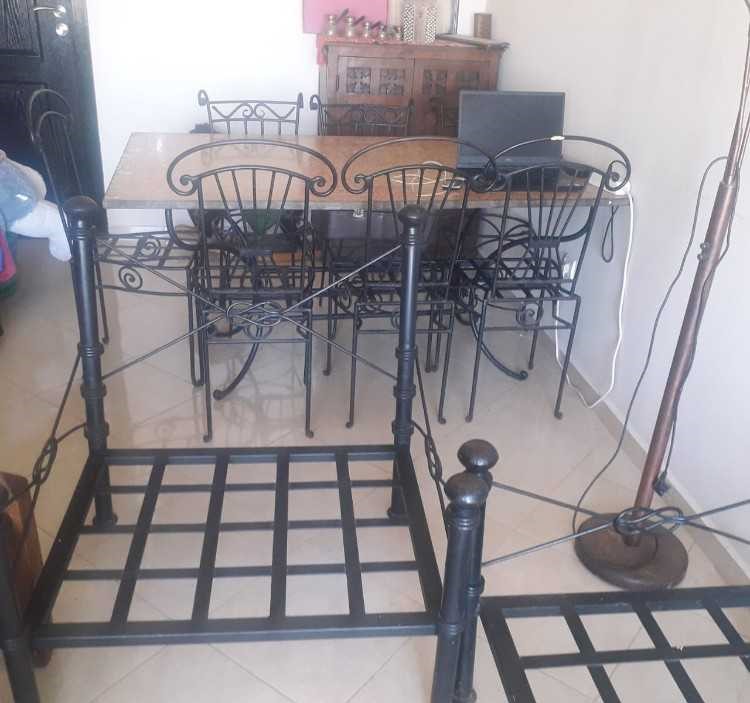 Salon + Une grande table en fer forgé+ 6 chaises